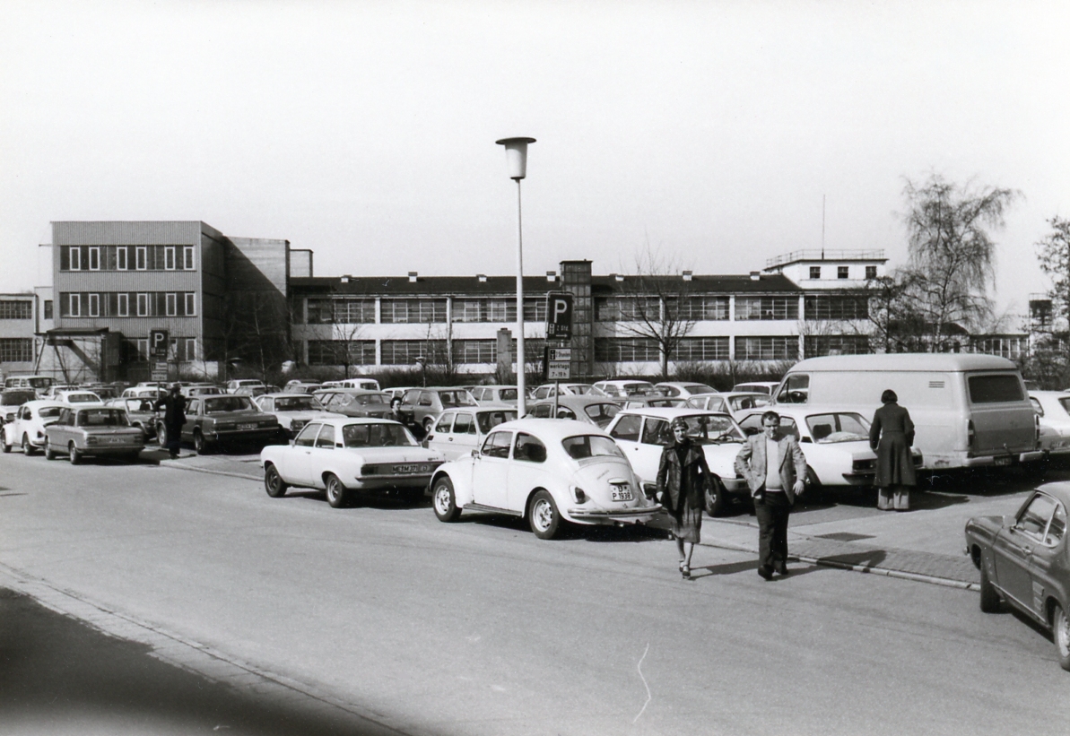 Alte Ladestraße Parkplatz mit Blick auf AKS Kiekert 60-70er Jahre heute Basidon Platz mit Blick auf Campus Foto C.A. Rudloff StaH 2133